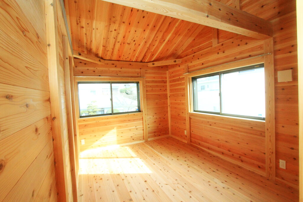 勾配天井を活かした2階の居室