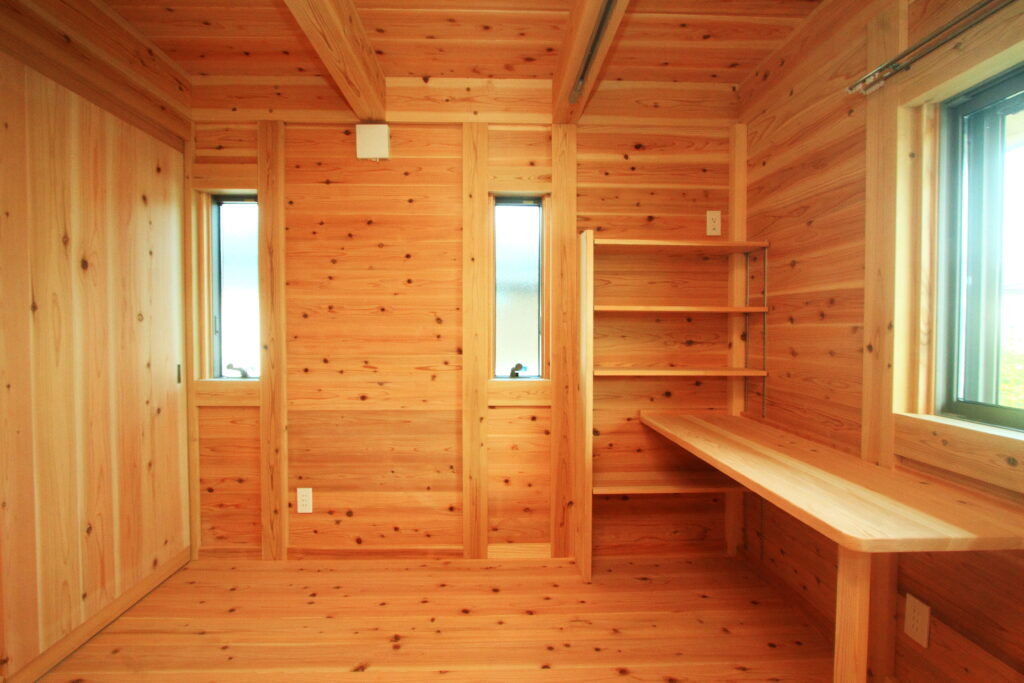 本棚とカウンターを備えた2階の書斎スペース