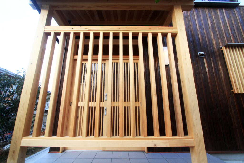 木の格子を設けた玄関ポーチ