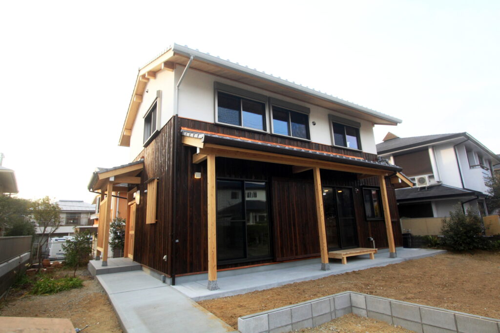 竣工した板倉造りの家の外観全景