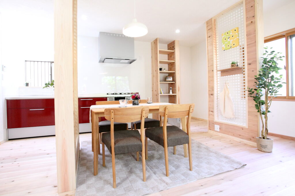 改修後のリビング・ダイニング全景。無垢杉材の床と透光性耐震壁