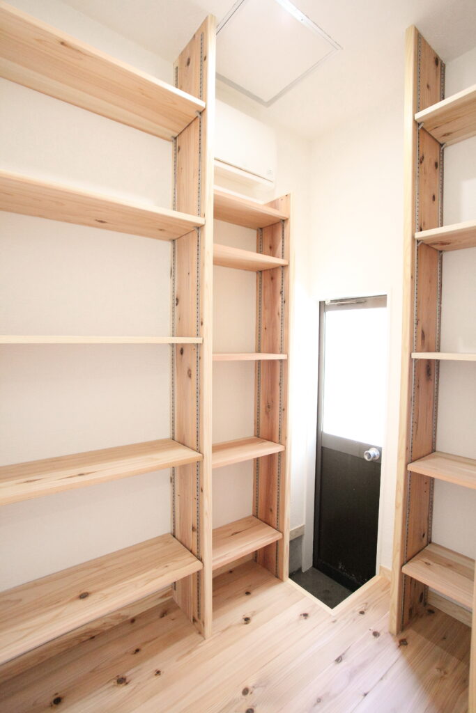 キッチン横のパントリー。杉材の収納棚を造り付け