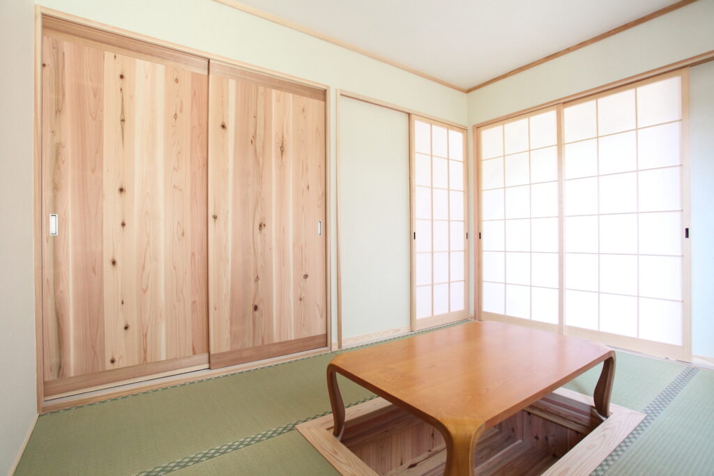 畳コーナーと杉の建具。掘りごたつ付きの和モダン空間