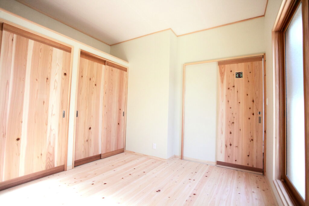 2階洋室。杉無垢材の床と和紙の壁・杉の建具