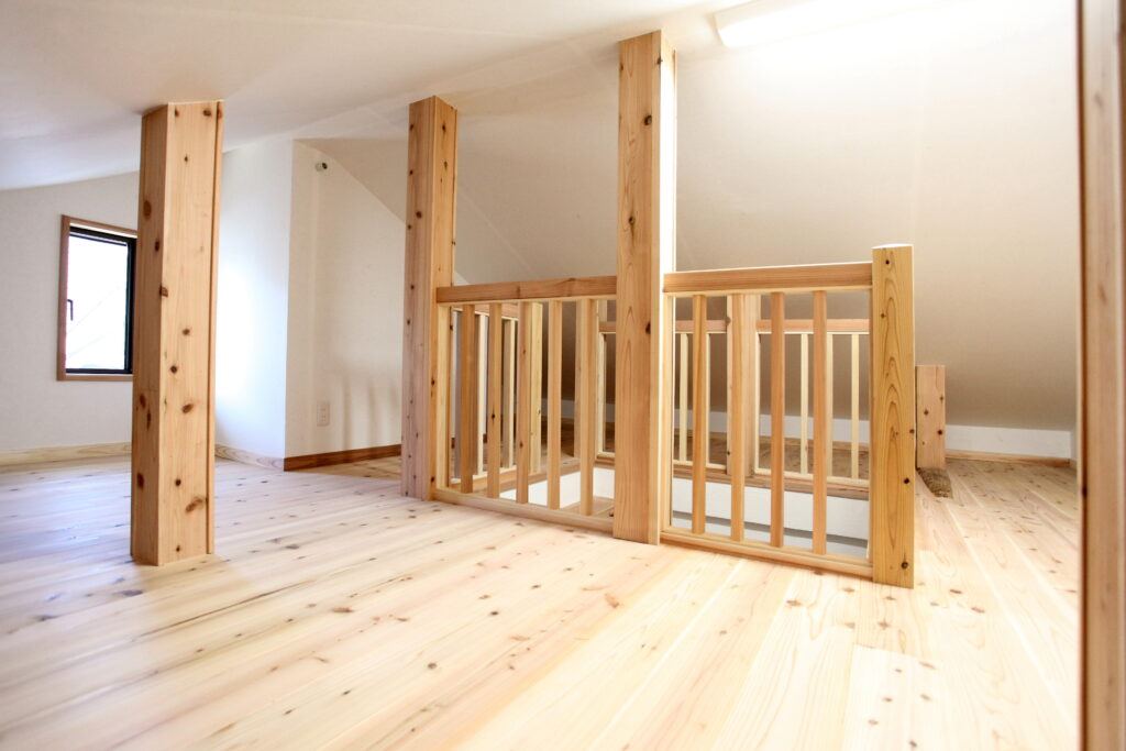 ロフトスペース。杉の床と手刻みの手すり