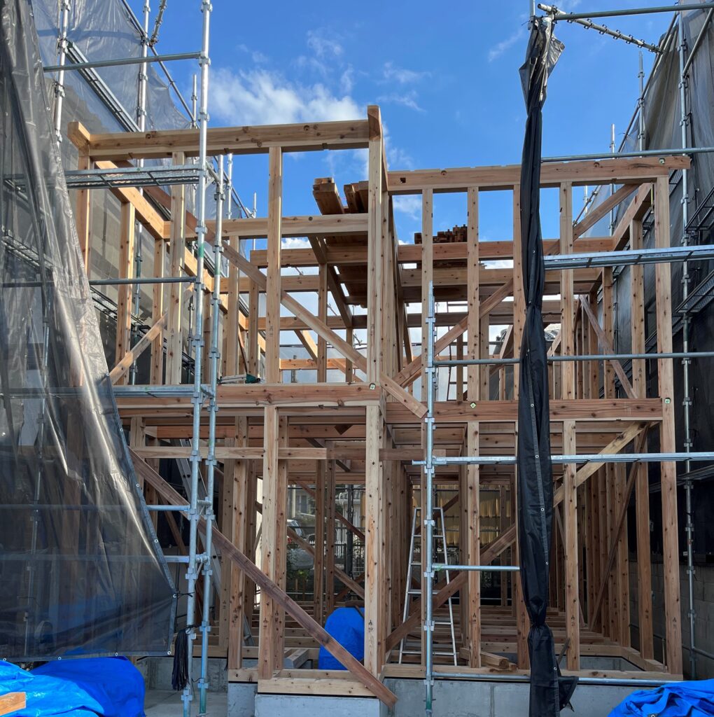 木造軸組工法の住宅の建築中。柱や梁と仮筋交いが見えている。