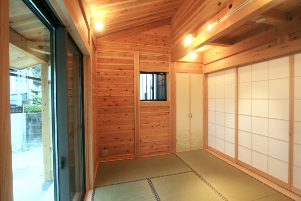 板倉造りの杉板に囲まれた和室