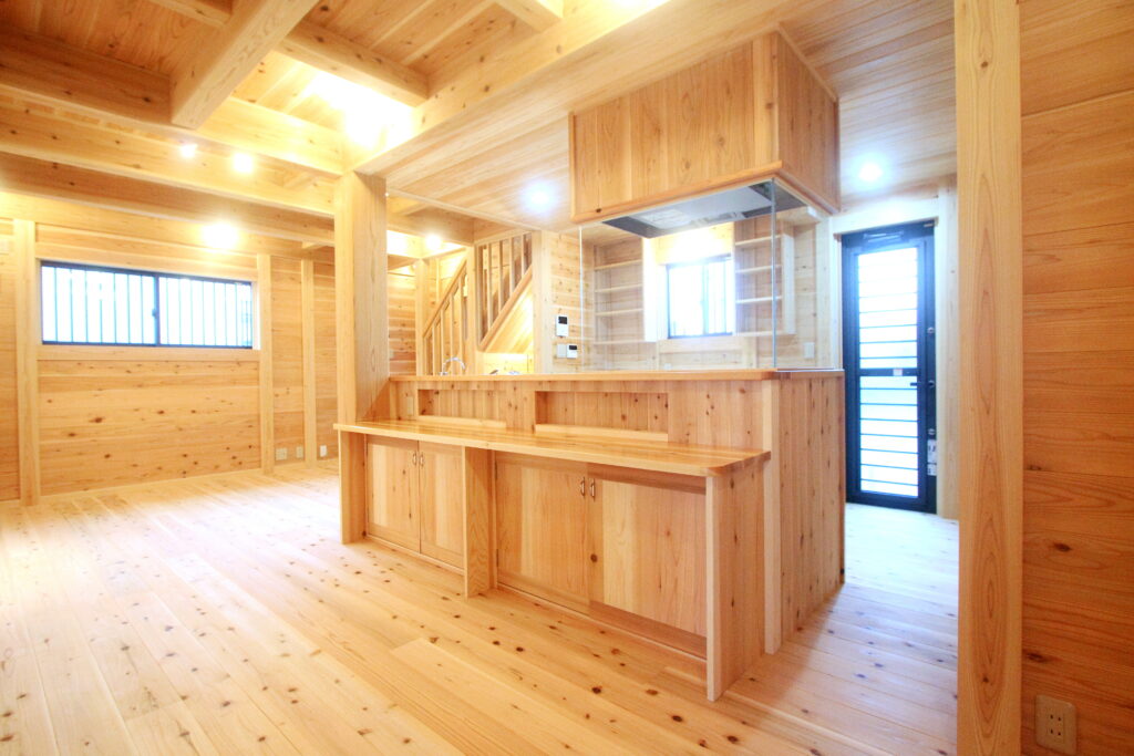 大黒柱を中心にしたリビングダイニングと回廊型キッチン