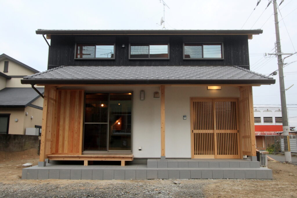 完成した板倉造りの家の外観（正面・玄関側）