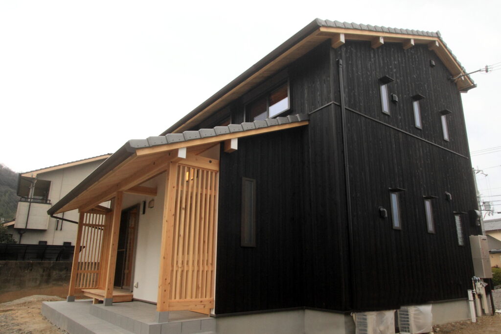 焼杉の外壁といぶし瓦が美しい完成した建物の外観