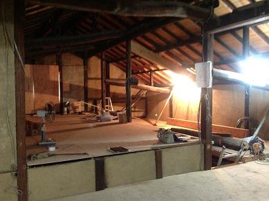 小屋梁の付け替え工事の様子