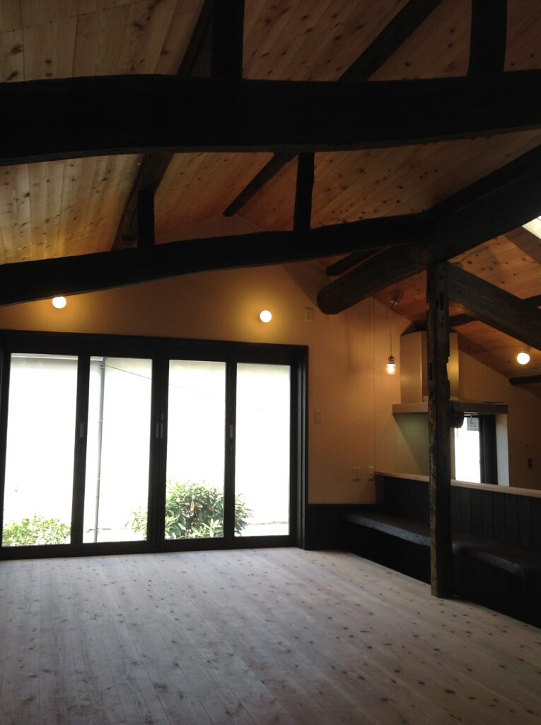 珪藻土と杉板で仕上げられた2階リビング、大開口サッシから光が入る