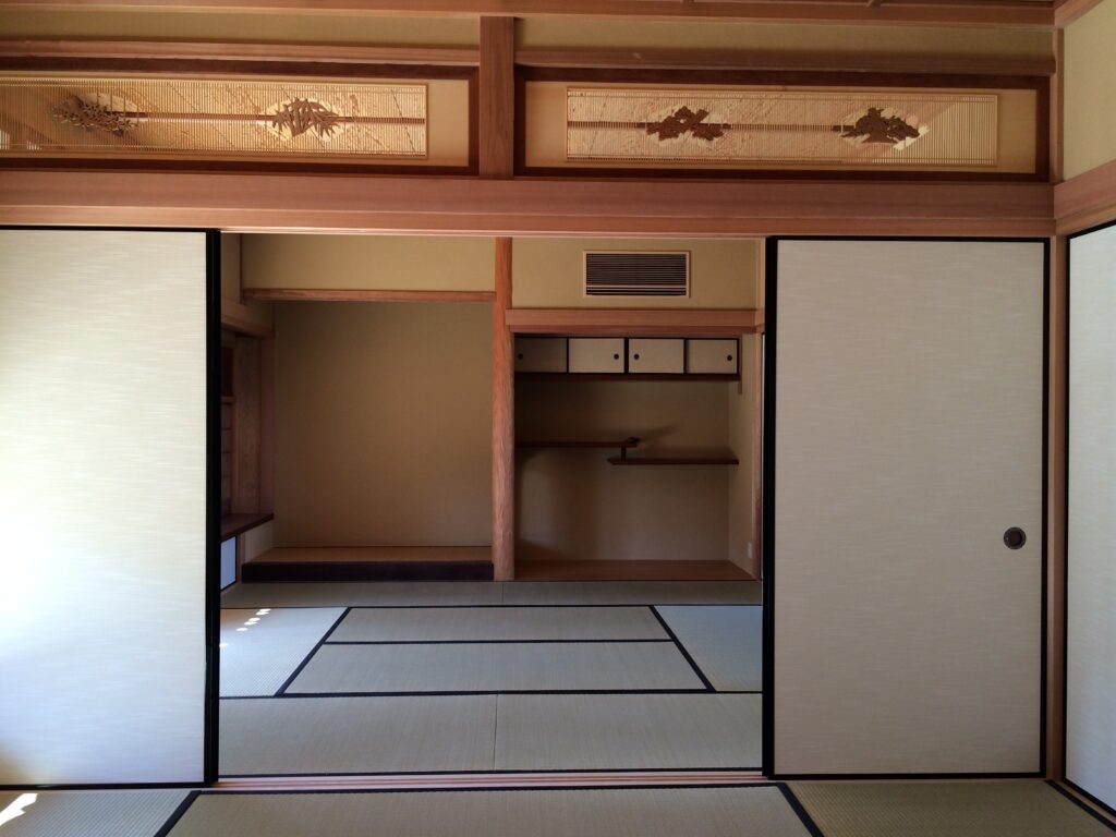 旧庫裏を復元した和室、書院・床の間・障子が美しく整えられた様子