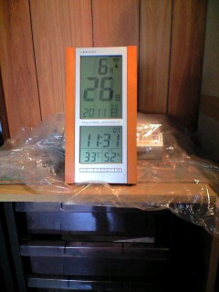 板倉造りの室内に置かれた温湿度計。気温30度超でも低い湿度を示している