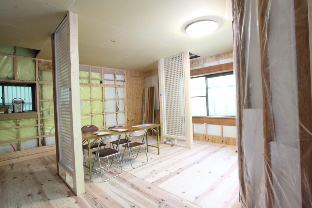 透光性耐震壁が設置されたリビング空間