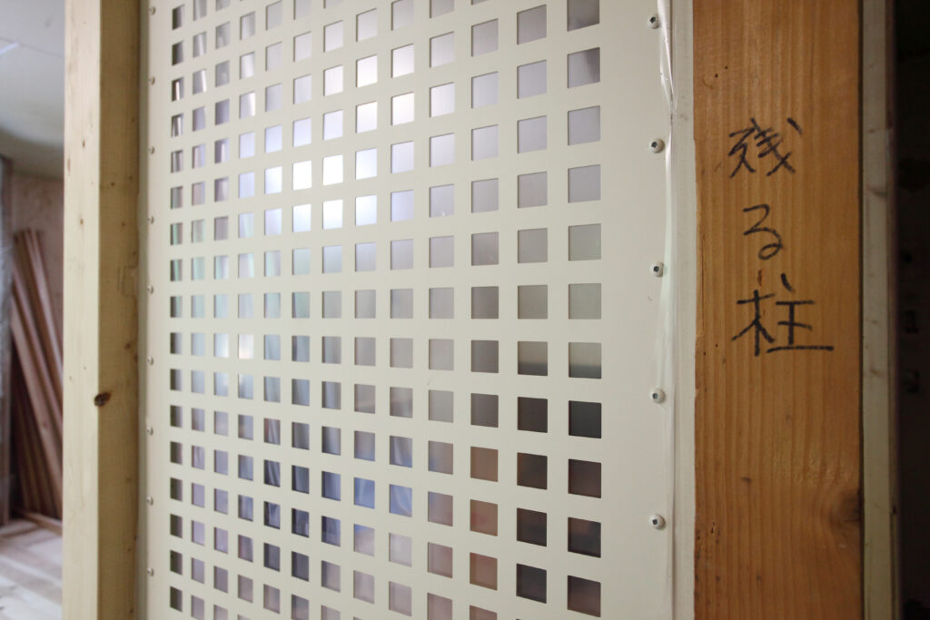 施工中の透光性耐震壁の格子パネル