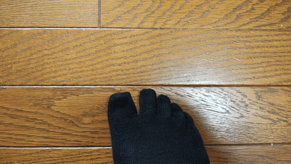 体重をかけると沈み込む感触のあるフローリング