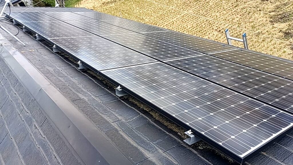 スレート葺きの屋根に設置された太陽光発電パネル