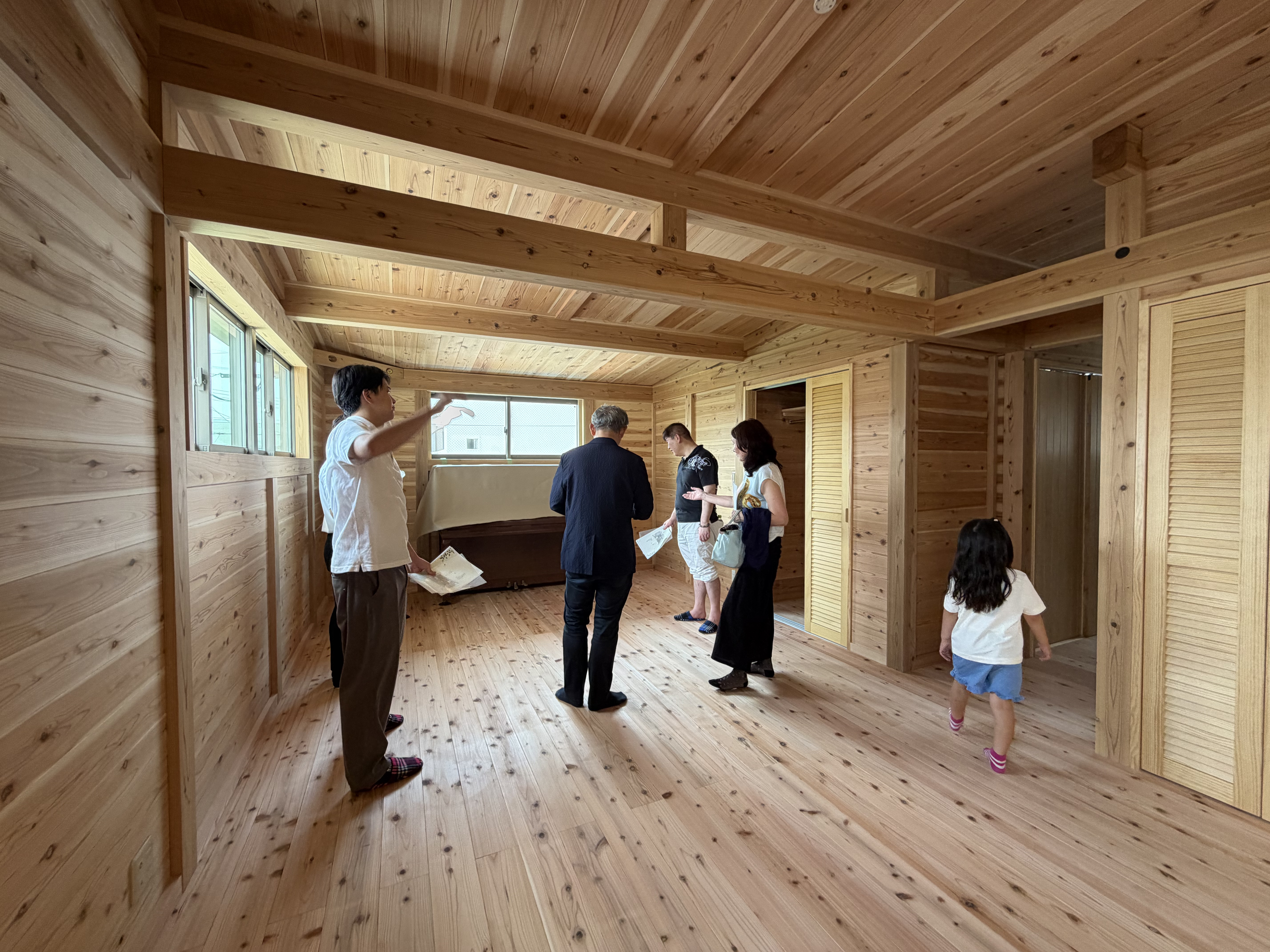 板倉造りの住宅の完成見学会の様子。子供が伸び伸びと過ごしているのが印象的。